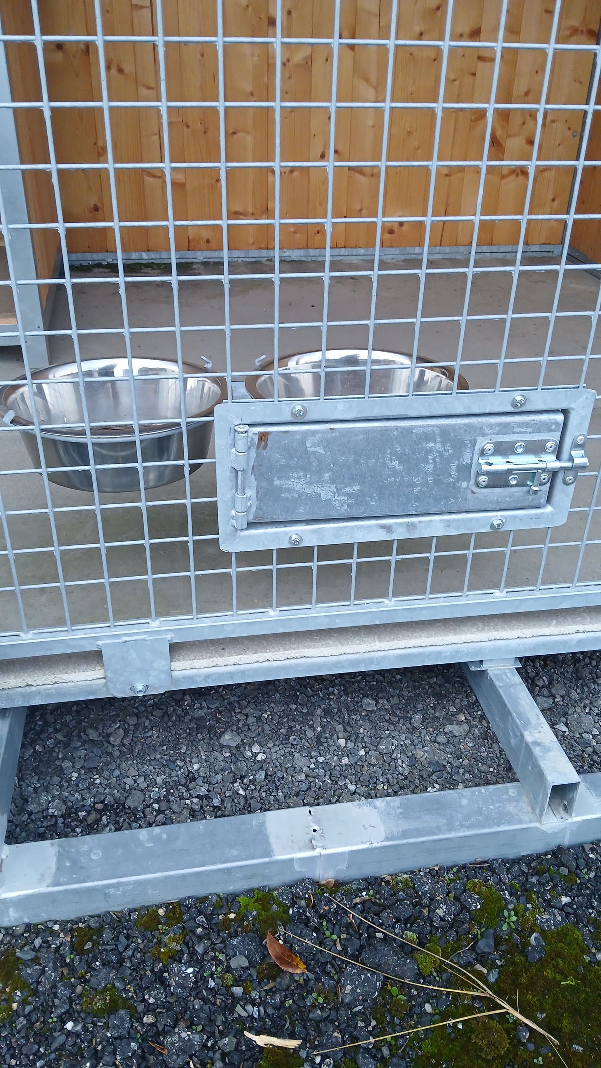 Dvojité krmítko otočné 2 x 4 litry, včetně misek
